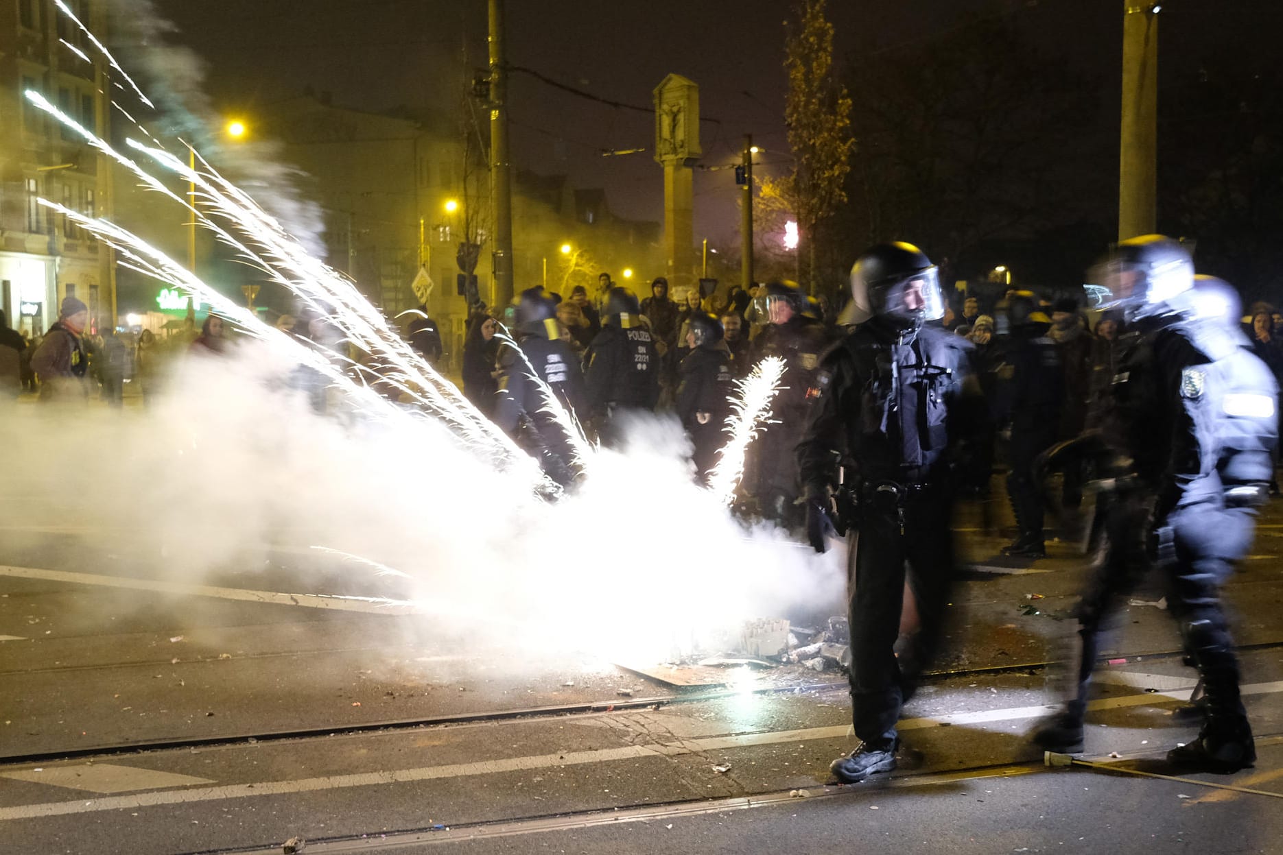 Silvester in Leipzig-Connewitz: Viele Feiernde, die Polizei und einige Gewalttäter.