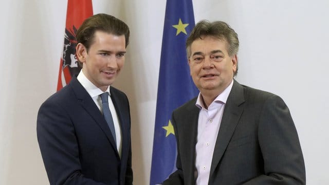 ÖVP-Chef Sebastian Kurz (l) und Grünen-Chef Werner Kogler haben sich auf ein Regierungsbündnis geeinigt. ÖVP-Chef Sebastian Kurz (l) und Grünen-Chef Werner Kogler haben sich auf ein Regierungsbündnis geeinigt.