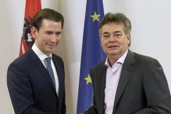 ÖVP-Chef Sebastian Kurz (l) und Grünen-Chef Werner Kogler haben sich auf ein Regierungsbündnis geeinigt.