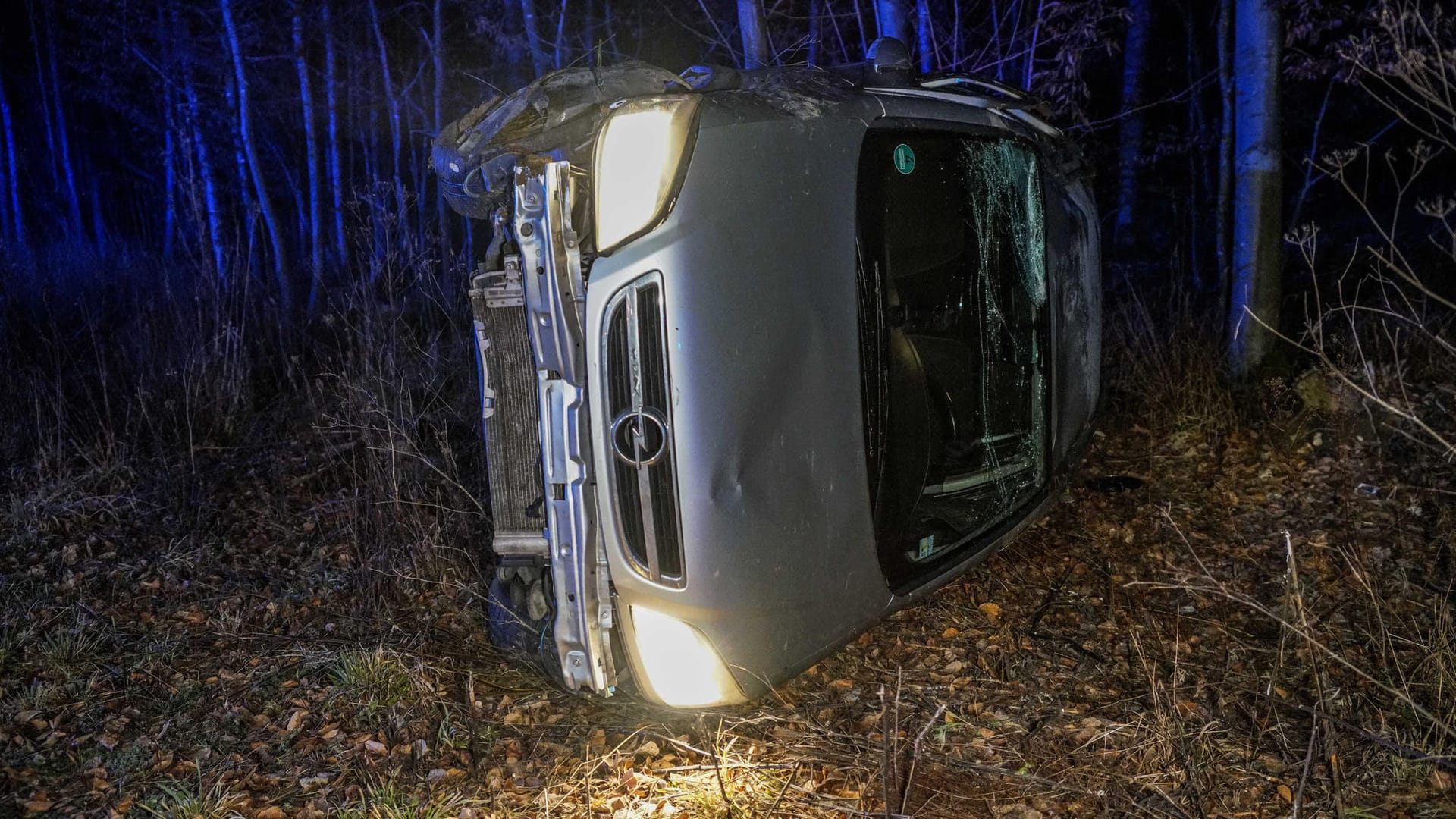 Ein Auto liegt im Wald bei Esslingen auf der Seite: In Baden-Württemberg hat es mehrere Glatteisunfälle gegeben.