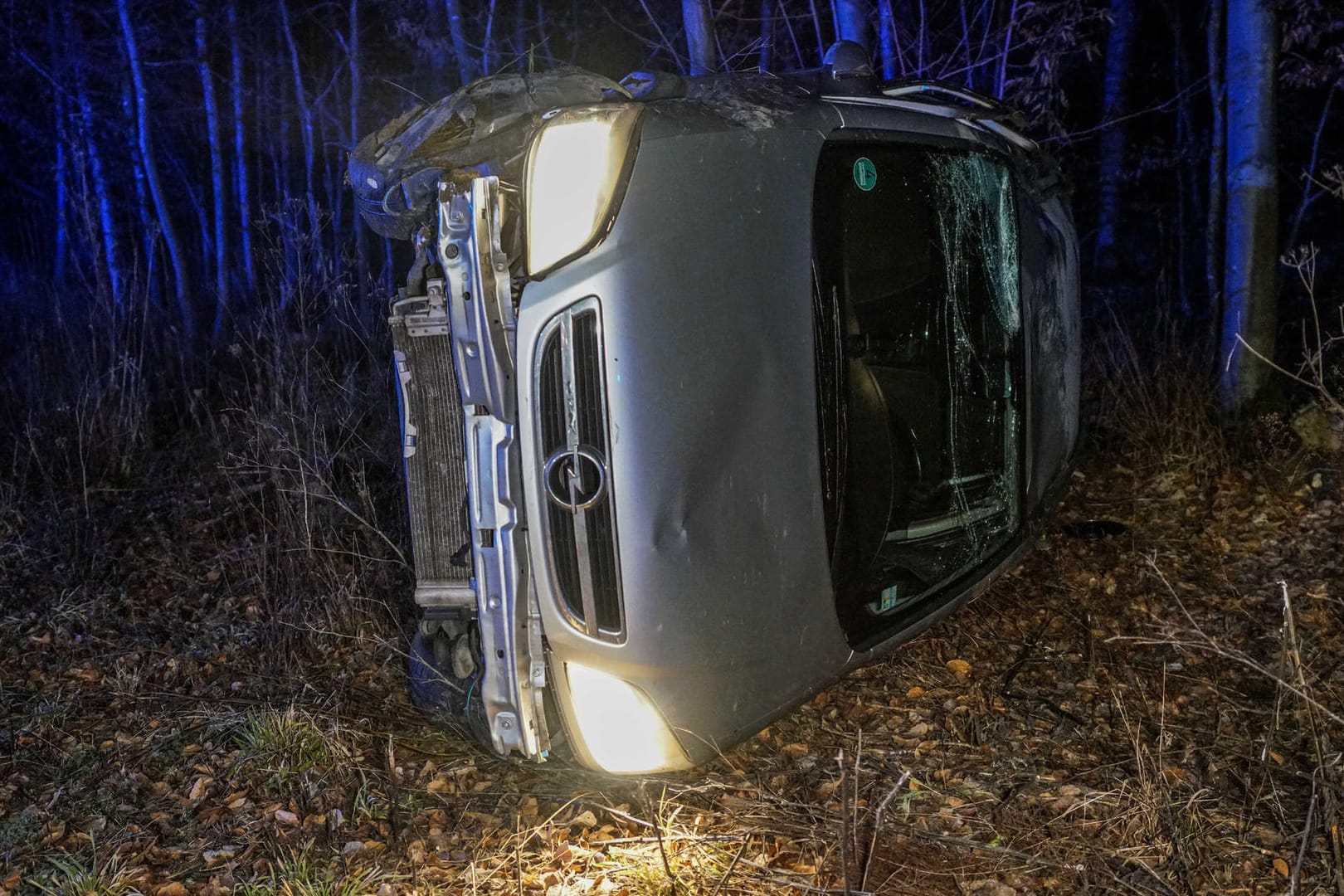 Ein Auto liegt im Wald bei Esslingen auf der Seite: In Baden-Württemberg hat es mehrere Glatteisunfälle gegeben.