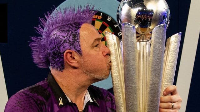 Der schottische Dartspieler Peter Wright herzt nach seinem Sieg die Sid-Waddell-Trophäe. Der schottische Dartspieler Peter Wright herzt nach seinem Sieg die Sid-Waddell-Trophäe.