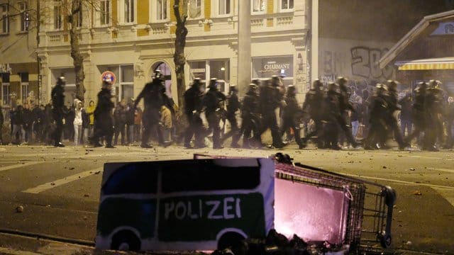 Polizisten räumen in der Neujahrsnacht eine Kreuzung im Leipziger Stadtteil Connewitz. Polizisten räumen in der Neujahrsnacht eine Kreuzung im Leipziger Stadtteil Connewitz.