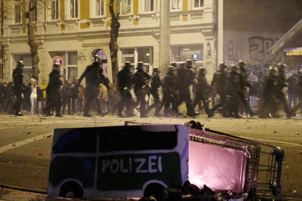 Polizisten räumen in der Neujahrsnacht eine Kreuzung im Leipziger Stadtteil Connewitz.