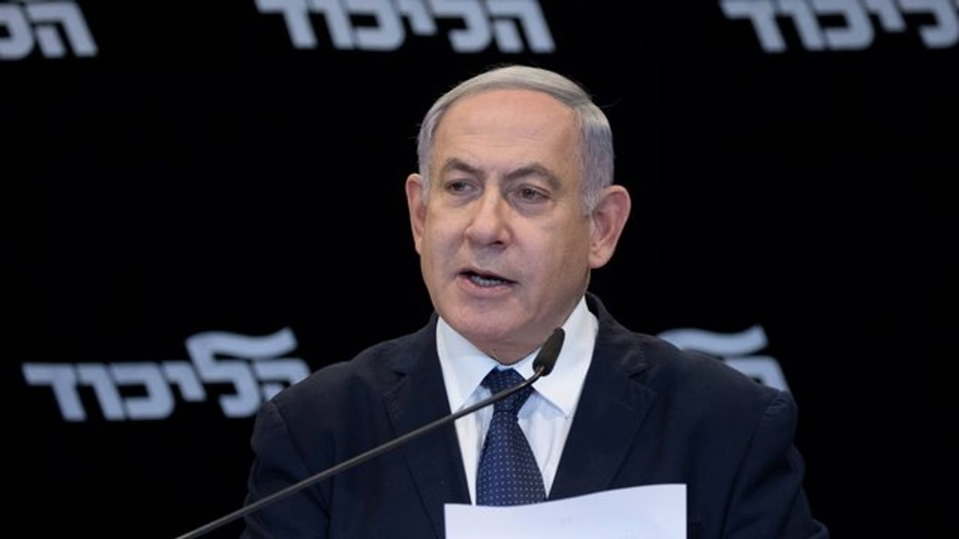Das israelische Justizministerium hatte im November mitgeteilt, dass Ministerpräsident Netanjahu wegen Betrugs und Untreue sowie Bestechlichkeit angeklagt werden soll.