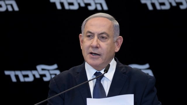 Das israelische Justizministerium hatte im November mitgeteilt, dass Ministerpräsident Netanjahu wegen Betrugs und Untreue sowie Bestechlichkeit angeklagt werden soll. Das israelische Justizministerium hatte im November mitgeteilt, dass Ministerpräsident Netanjahu wegen Betrugs und Untreue sowie Bestechlichkeit angeklagt werden soll.