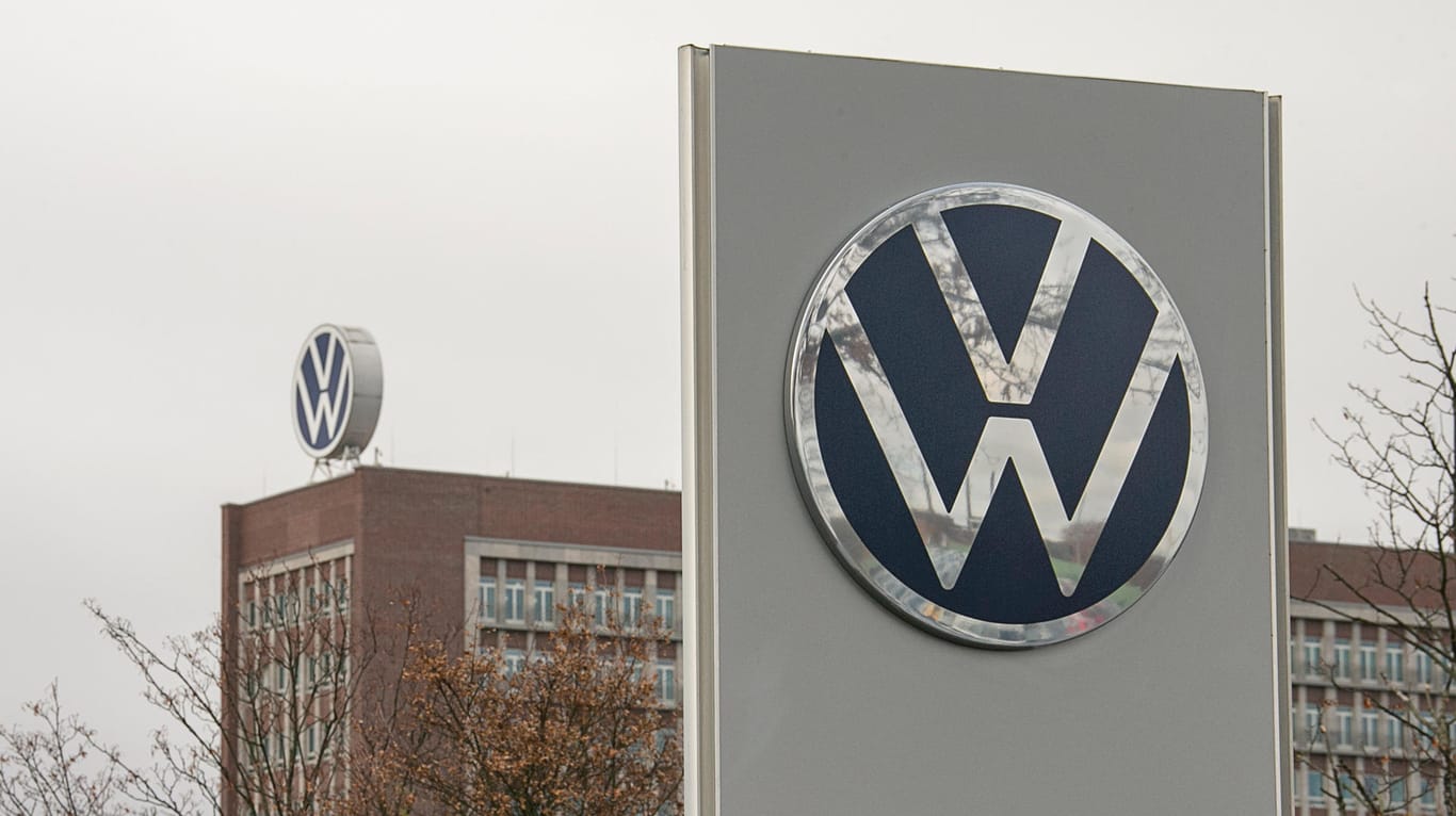 VW-Logo: Im September 2015 hatte Volkswagen nach Prüfungen von Behörden und Recherchen von Forschern in den USA Manipulationen an den Abgaswerten von Dieselautos zugegeben.