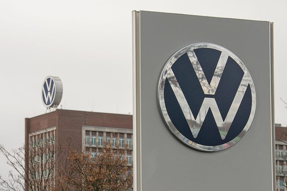VW-Logo: Im September 2015 hatte Volkswagen nach Prüfungen von Behörden und Recherchen von Forschern in den USA Manipulationen an den Abgaswerten von Dieselautos zugegeben.