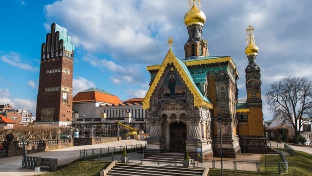 Die russische Kapelle (r-l), das Ausstellungsgebäude und der Hochzeitsturm auf der Mathildenhöhe.