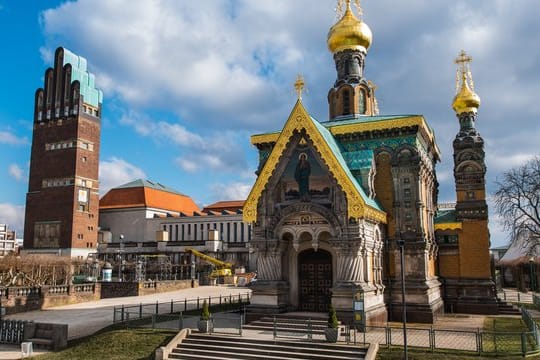 Die russische Kapelle (r-l), das Ausstellungsgebäude und der Hochzeitsturm auf der Mathildenhöhe.