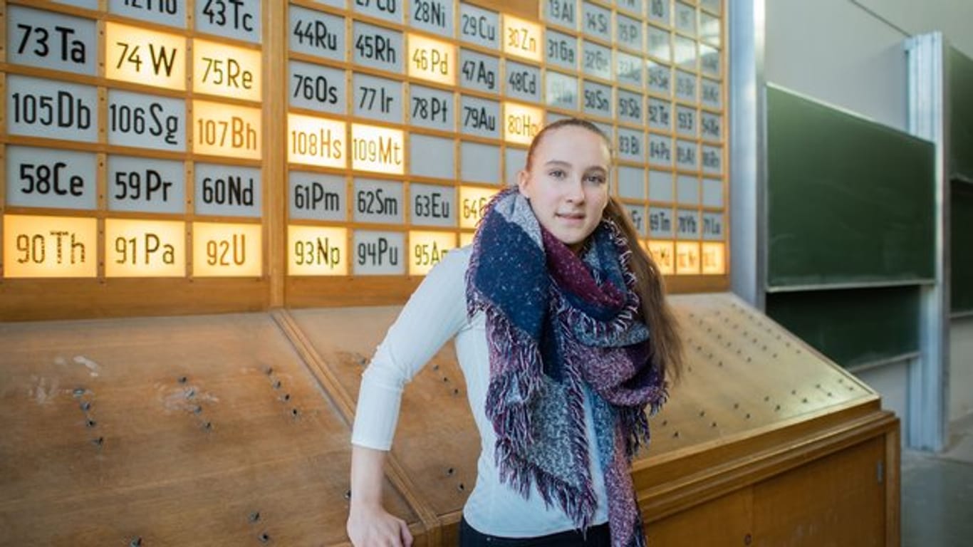 Mandy Hoffmann sitzt in einem Chemie-Hörsaal der Technischen Universität TU Braunschweig.