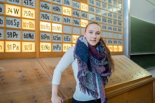 Mandy Hoffmann sitzt in einem Chemie-Hörsaal der Technischen Universität TU Braunschweig.