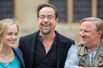 Friederike Kempter mit ihren Kollegen Jan Josef Liefers (M) und Axel Prahl am Set.
