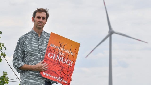 Eigenheimbesitzer Stefan Hellert auf seinem Grundstück. Eigenheimbesitzer Stefan Hellert auf seinem Grundstück.