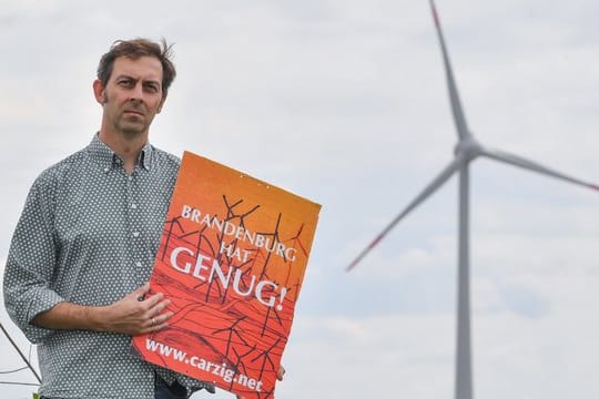 Eigenheimbesitzer Stefan Hellert auf seinem Grundstück.
