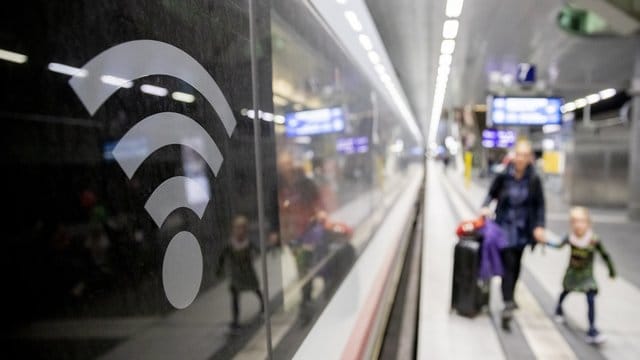 Ein WLAN-Logo auf der Fensterscheibe eines ICE weist darauf hin, dass in diesem Zug WLAN zur Verfügung steht. Ein WLAN-Logo auf der Fensterscheibe eines ICE weist darauf hin, dass in diesem Zug WLAN zur Verfügung steht.