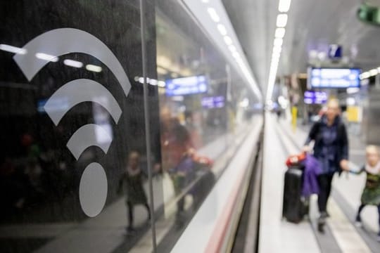 Ein WLAN-Logo auf der Fensterscheibe eines ICE weist darauf hin, dass in diesem Zug WLAN zur Verfügung steht.