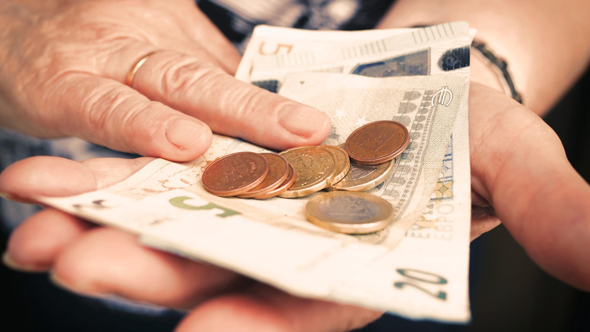 Hände mit Geld: Die Pensionskassen sind von der aktuellen Niedrigzinsflaute besonders betroffen. Hände mit Geld: Die Pensionskassen sind von der aktuellen Niedrigzinsflaute besonders betroffen.
