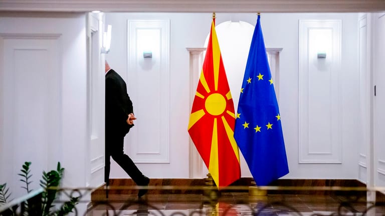 Flaggen von Nordmazedonien und der EU: Neben Albanien wollte auch Nordmazedonien Beitrittsgespräche mit der EU beginnen. Dafür gab es im Oktober eine Abfuhr.
