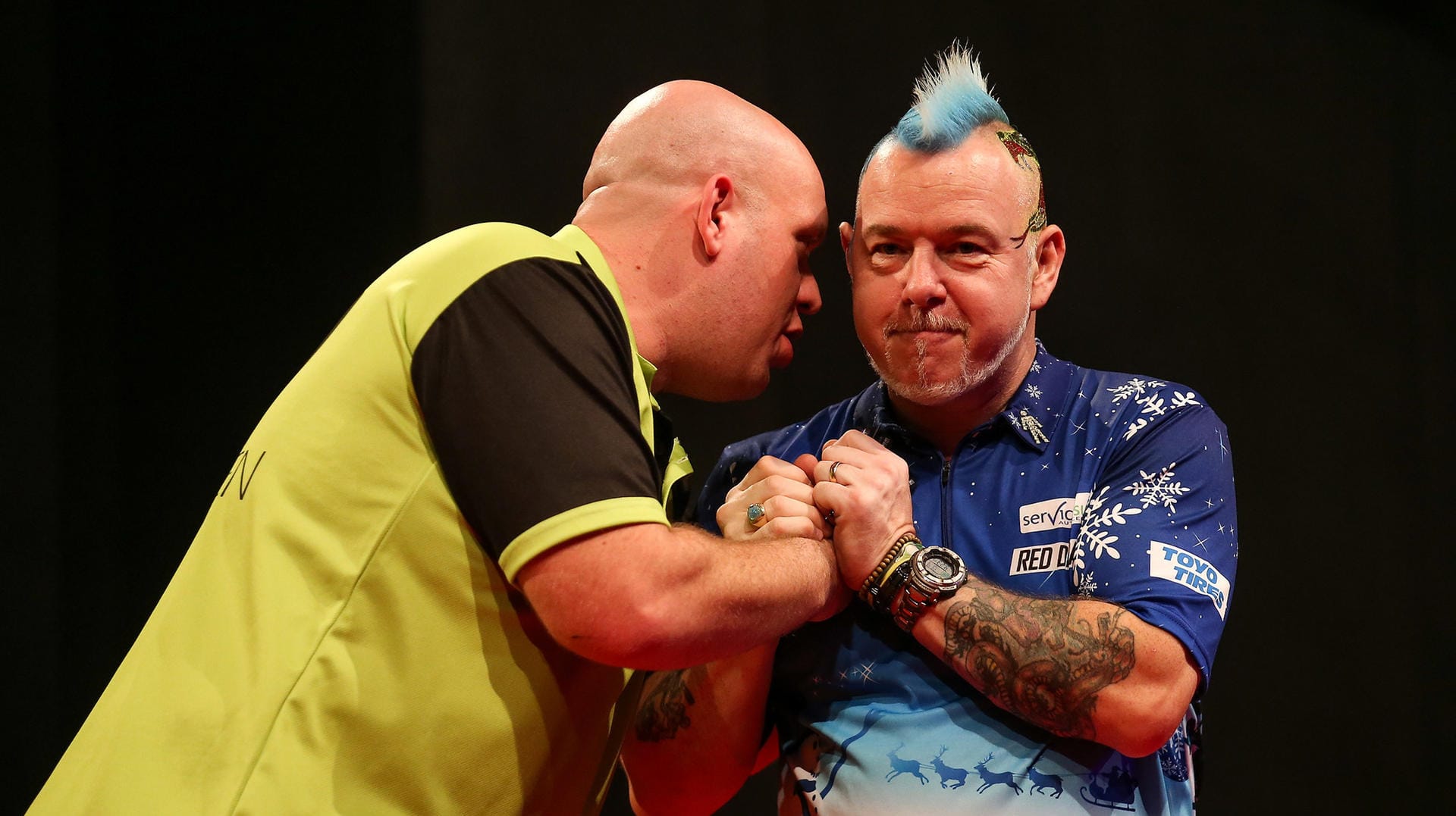 Respekt unter Konkurrenten: Michael van Gerwen (l.) und Peter Wright.