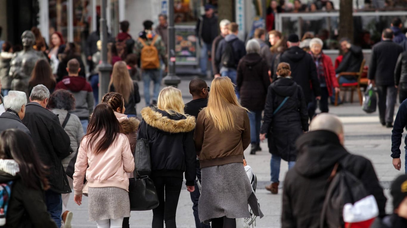 Menschen laufen durch die Fußgängerzone in Wuppertal: Die Stadt hat 2019 deutlichen Zuwachs bekommen.