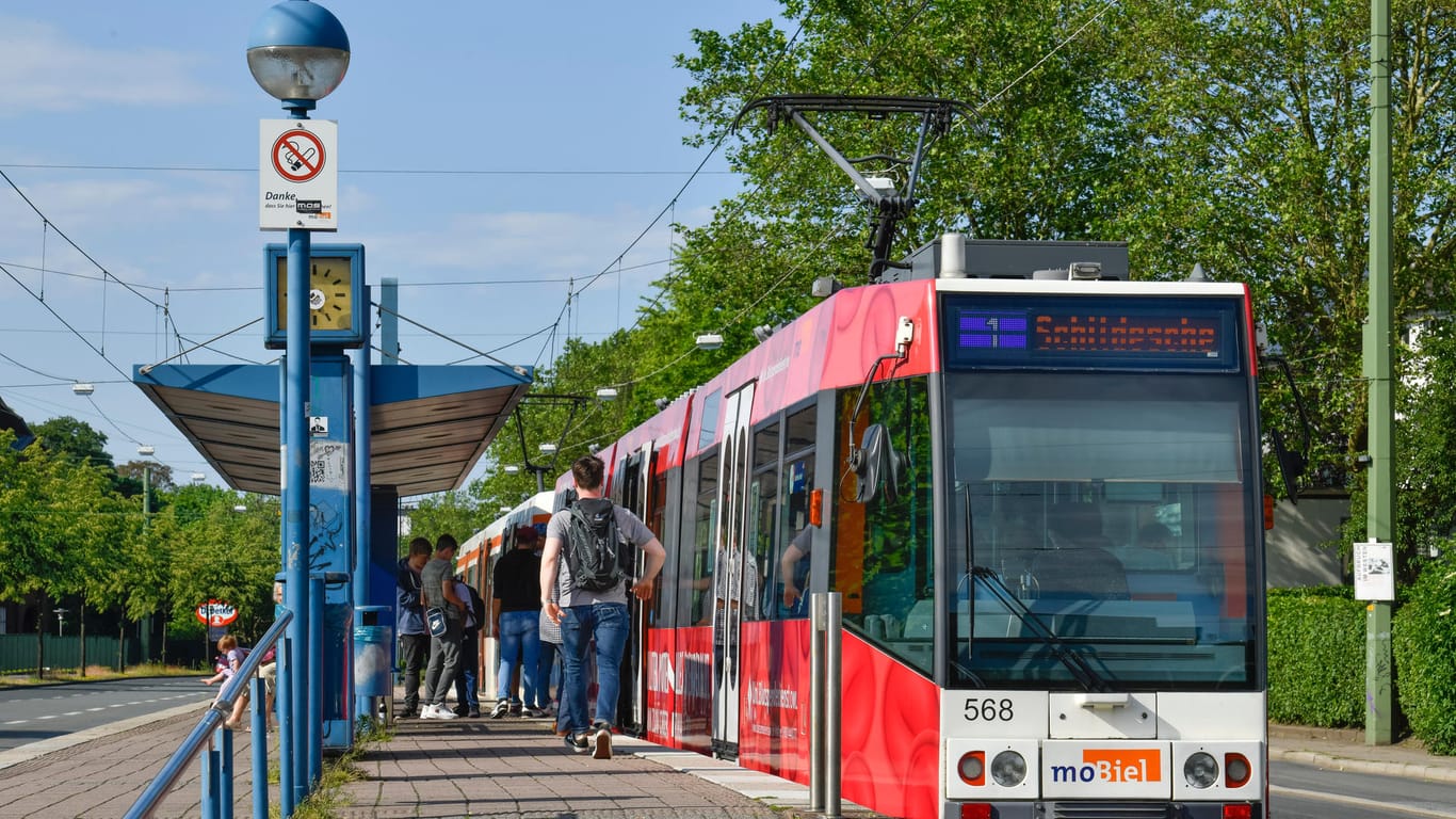 Eine Stadtbahn in Bielefeld: Ein ähnliches Modell ist am Donnerstagmorgen entgleist. Möglicherweise wegen eines Feuerwerkskörpers.