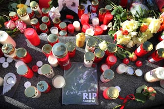 Kerzen am Königsplatz: In Augsburg ist ein Feuerwehrmann getötet worden. (Archivbild)