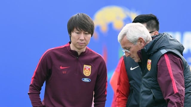 Nachfolger von Marcello Lippi (r) als Chinas Nationaltrainer wird Li Tie (l). Nachfolger von Marcello Lippi (r) als Chinas Nationaltrainer wird Li Tie (l).