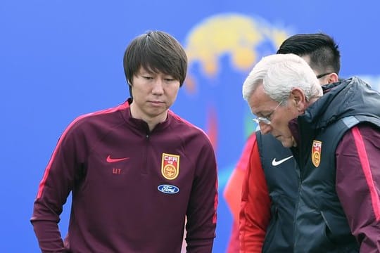 Nachfolger von Marcello Lippi (r) als Chinas Nationaltrainer wird Li Tie (l).