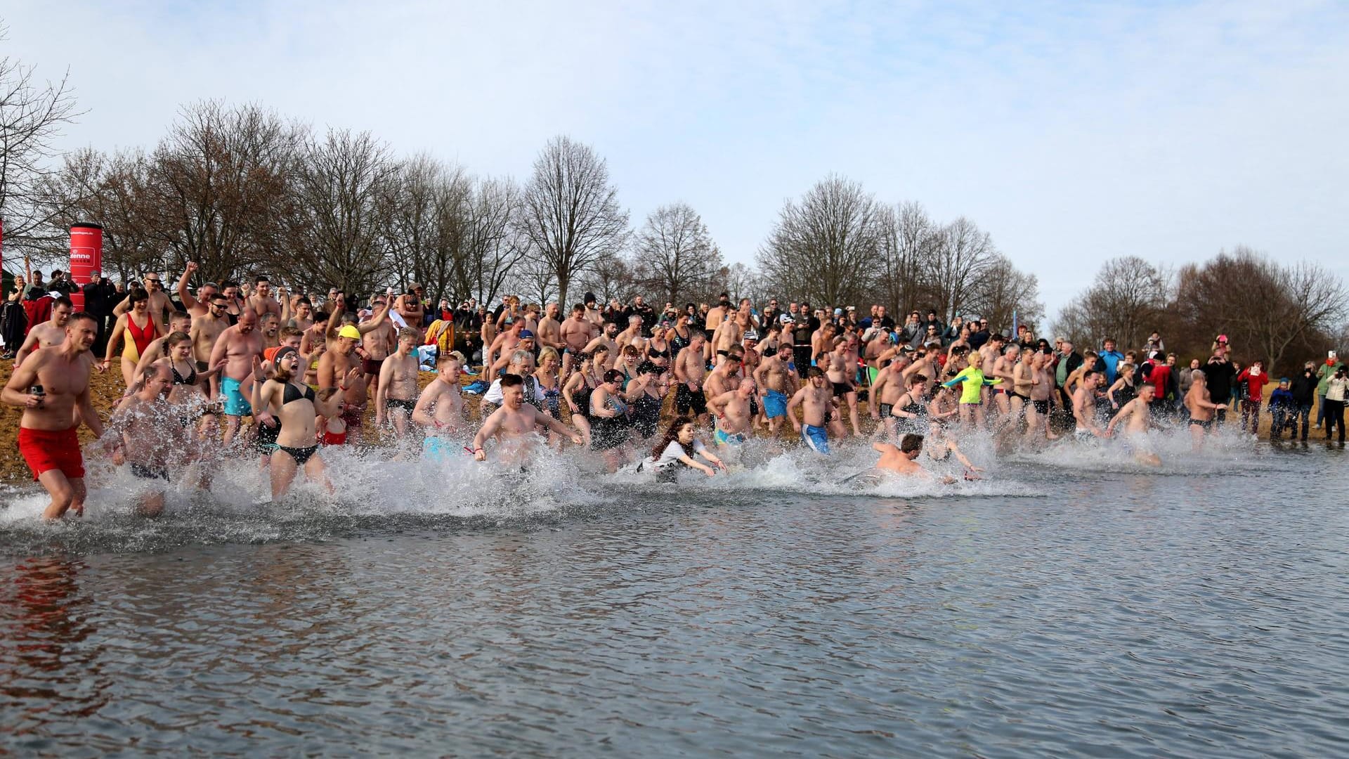 Anbaden in Erfurt im Jahr 2017: Auch in diesem Jahr haben sich viele Erfurter dazu entschiede, das Jahr mit einem Sprung ins vier Grad kalte Wasser zu starten.