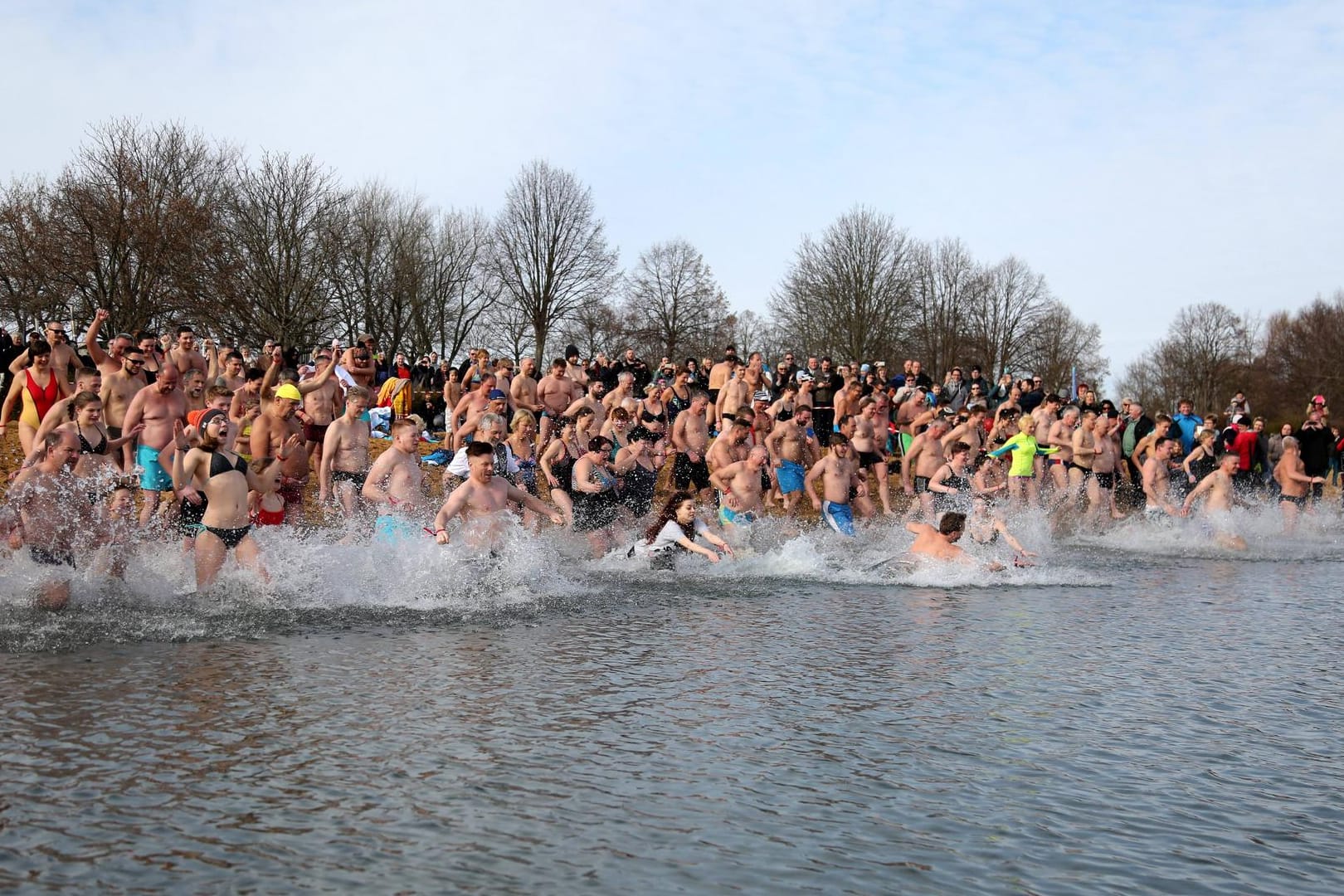 Anbaden in Erfurt im Jahr 2017: Auch in diesem Jahr haben sich viele Erfurter dazu entschiede, das Jahr mit einem Sprung ins vier Grad kalte Wasser zu starten.