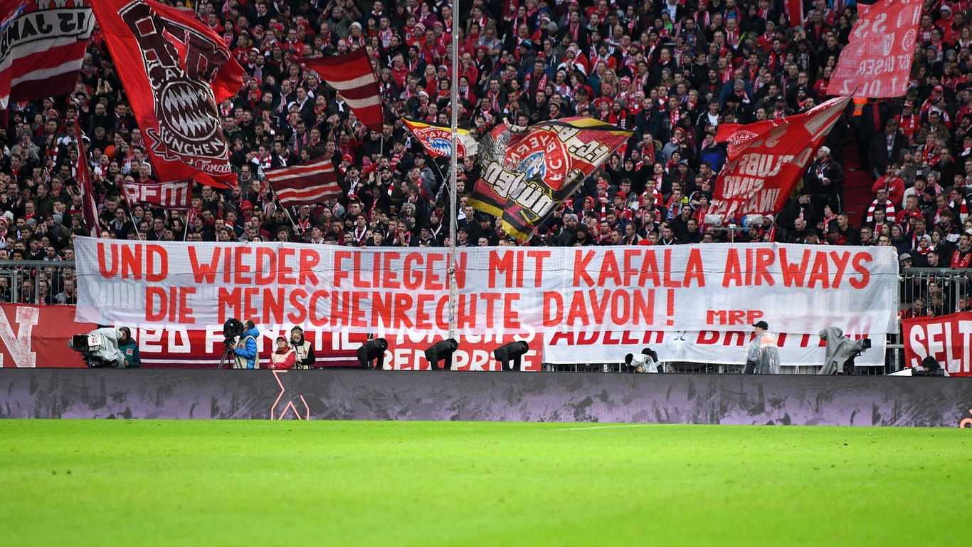 Die Münchner Ultras protestierten plakativ gegen das Katar-Trainingslager.