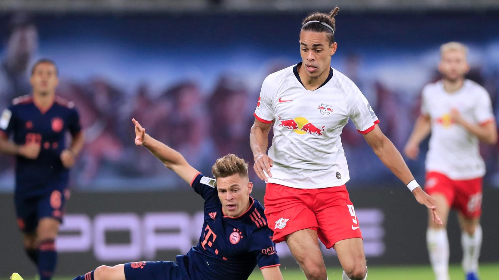 Joshua Kimmich (li.): Kann der FC Bayern RB Leipzig (im Bild: Yussuf Poulsen) folgen?