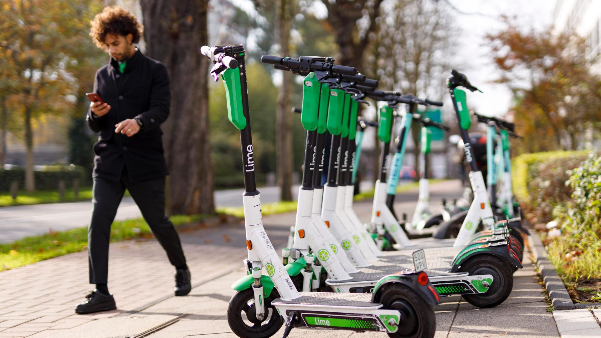 E-Scooter der Firma Lime an der Koelnmesse: Die Polizei weist Unfälle mit den E-Rollern nun separat aus. E-Scooter der Firma Lime an der Koelnmesse: Die Polizei weist Unfälle mit den E-Rollern nun separat aus.