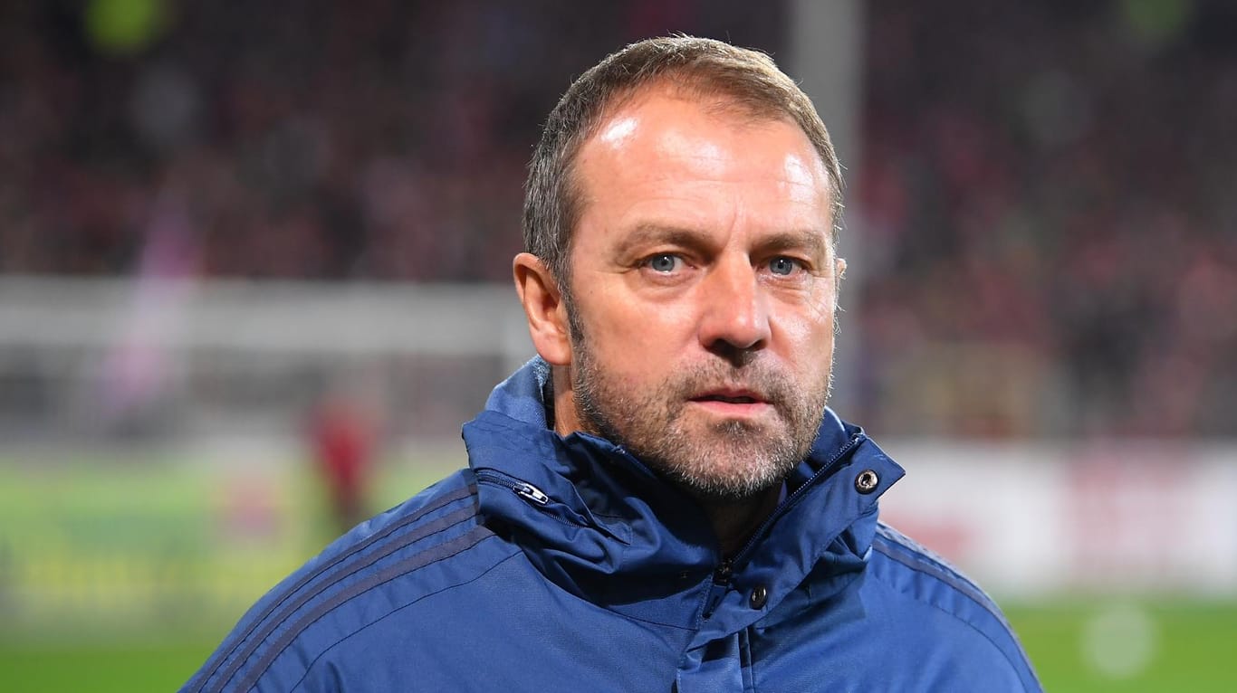 Hansi Flick: Es ist noch unklar, ob er auch über das Saisonende hinaus Cheftrainer des FC Bayern bleibt.