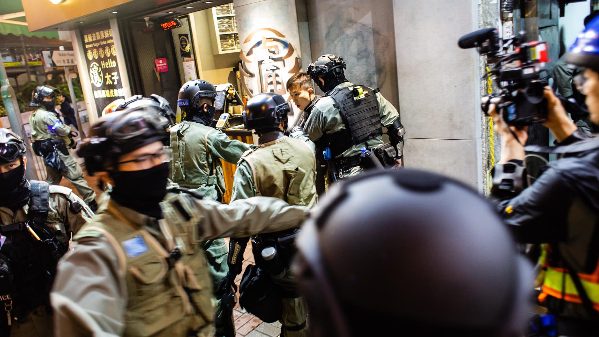 Hongkong: Ein Demonstrant gerät während der Proteste mit der Polizei aneinander. Hongkong: Ein Demonstrant gerät während der Proteste mit der Polizei aneinander.