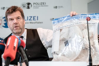 Gerd Hoppmann: Der Leiter der Ermittlungskommission der Polizei Krefeld zeigt einen Beutel mit einer Himmelslaterne bei einer Pressekonferenz zum Brand im Affenhaus des Krefelder Zoos.