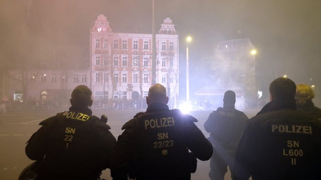 Polizisten stehen an einer Kreuzung im Stadtteil Connewitz: In Leipzig nehmen linksextreme Straftaten offenbar zu.