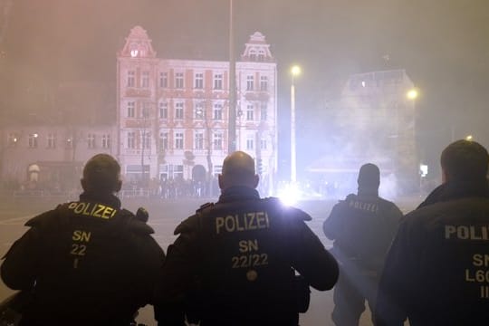 Polizisten stehen an einer Kreuzung im Stadtteil Connewitz: In Leipzig nehmen linksextreme Straftaten offenbar zu.