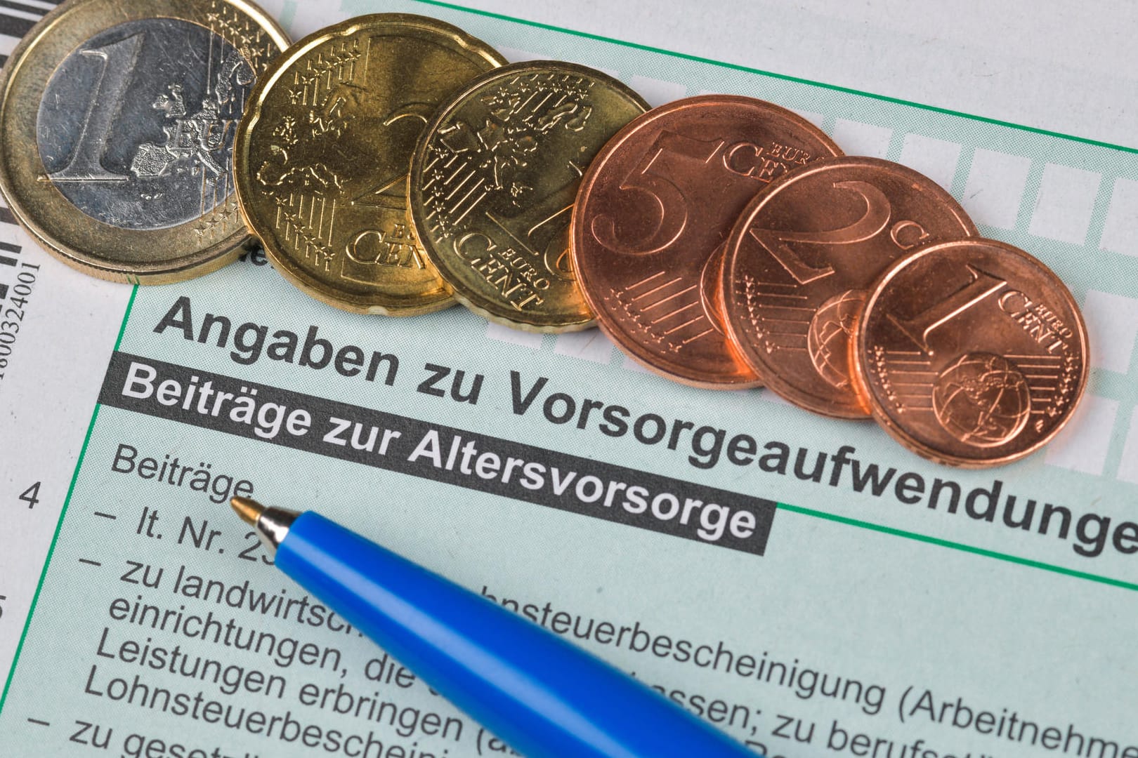 Formular zur Steuererklärung: Die CSU will Sparer langfristig entlasten.