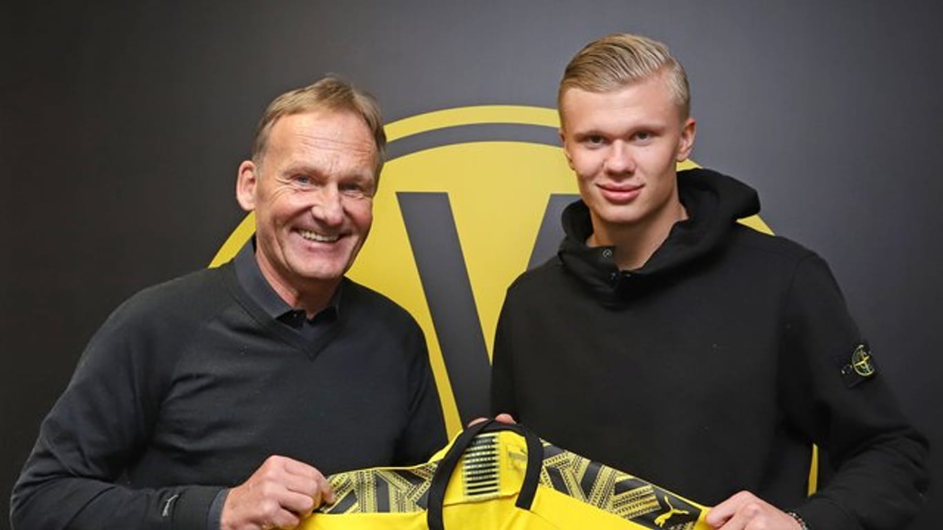 BVB-Geschäftsführer Hans-Joachim Watzke posiert mit Neuzugang Erling Haaland.