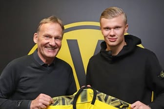 BVB-Geschäftsführer Hans-Joachim Watzke posiert mit Neuzugang Erling Haaland.