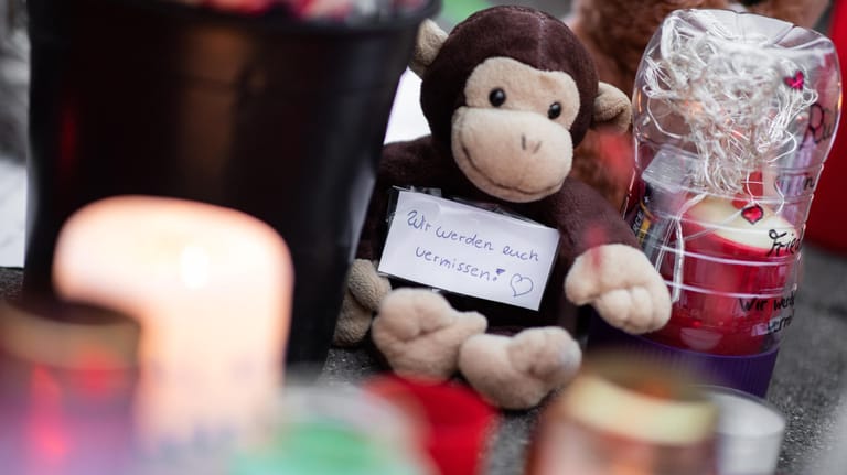 "Wir werden euch vermissen!" steht auf einem Plüschaffen: Die Behörden glauben, den Affenhaus-Brand in Krefeld aufgeklärt zu haben.