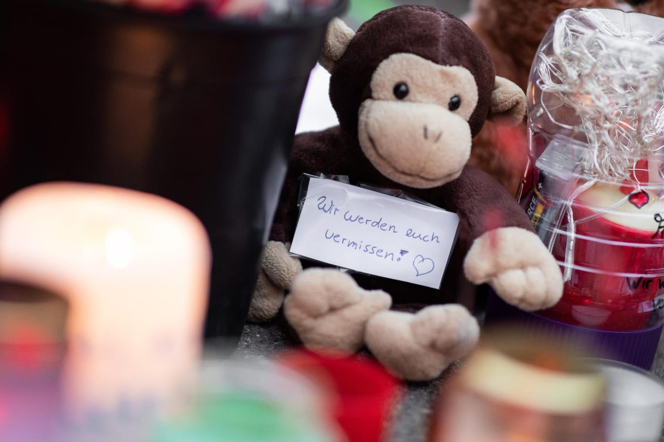 "Wir werden euch vermissen!" steht auf einem Plüschaffen: Die Behörden glauben, den Affenhaus-Brand in Krefeld aufgeklärt zu haben.