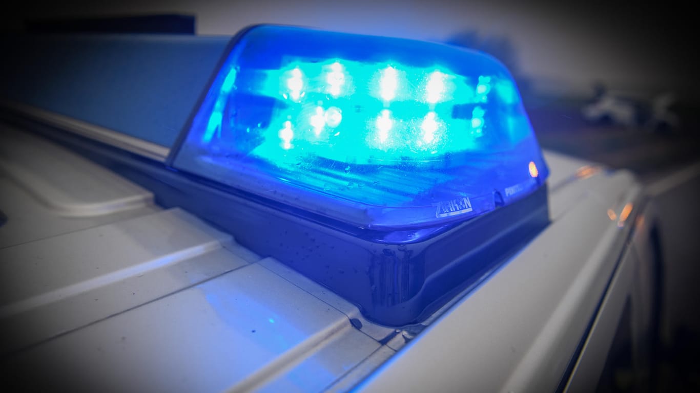 Einsatzfahrzeug mit Blaulicht: In Trier wurde die Leiche eines Mannes entdeckt. (Symbolbild)