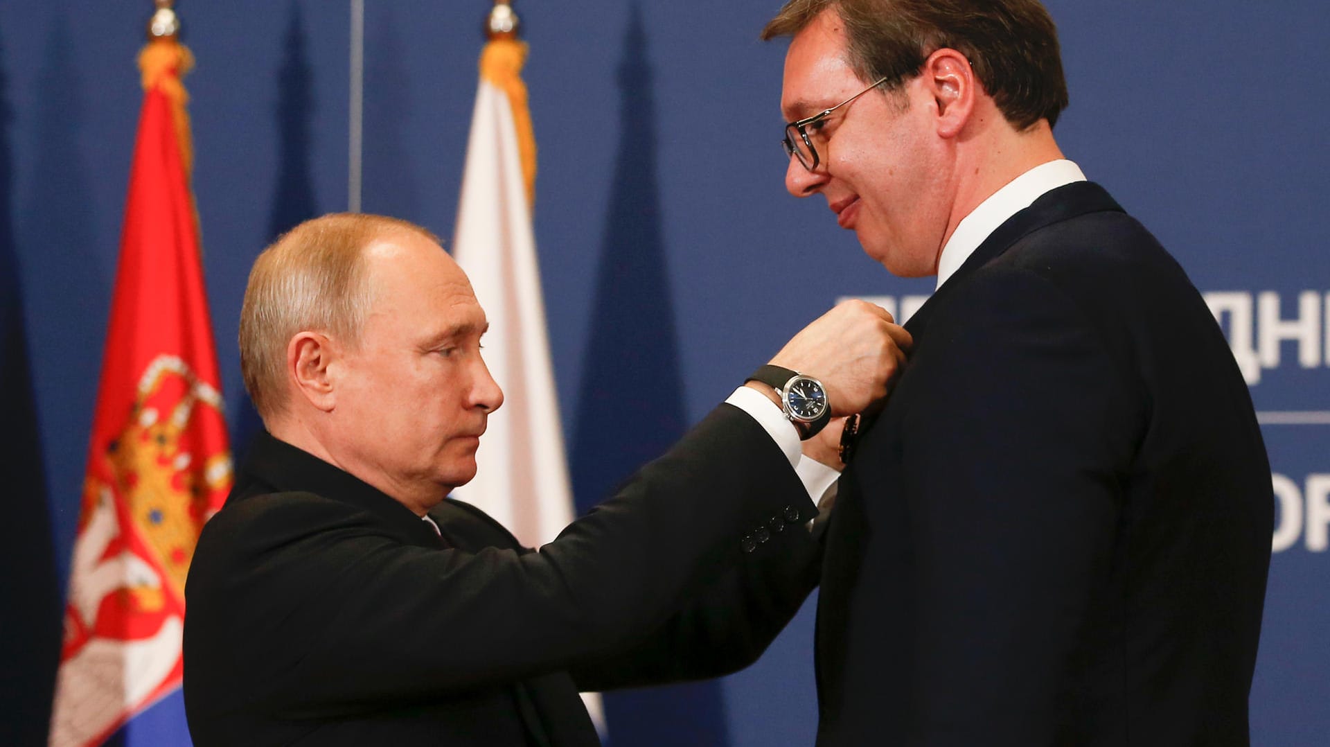 Putin in Serbien: Wladimir Putin (l), Präsident von Russland, verleiht Aleksandar Vucic, Präsident von Serbien, den russischen Alexander-Newski-Orden. (Archivbild)