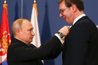 Putin in Serbien: Wladimir Putin (l), Präsident von Russland, verleiht Aleksandar Vucic, Präsident von Serbien, den russischen Alexander-Newski-Orden. (Archivbild)