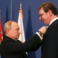 Putin in Serbien: Wladimir Putin (l), Präsident von Russland, verleiht Aleksandar Vucic, Präsident von Serbien, den russischen Alexander-Newski-Orden. (Archivbild)