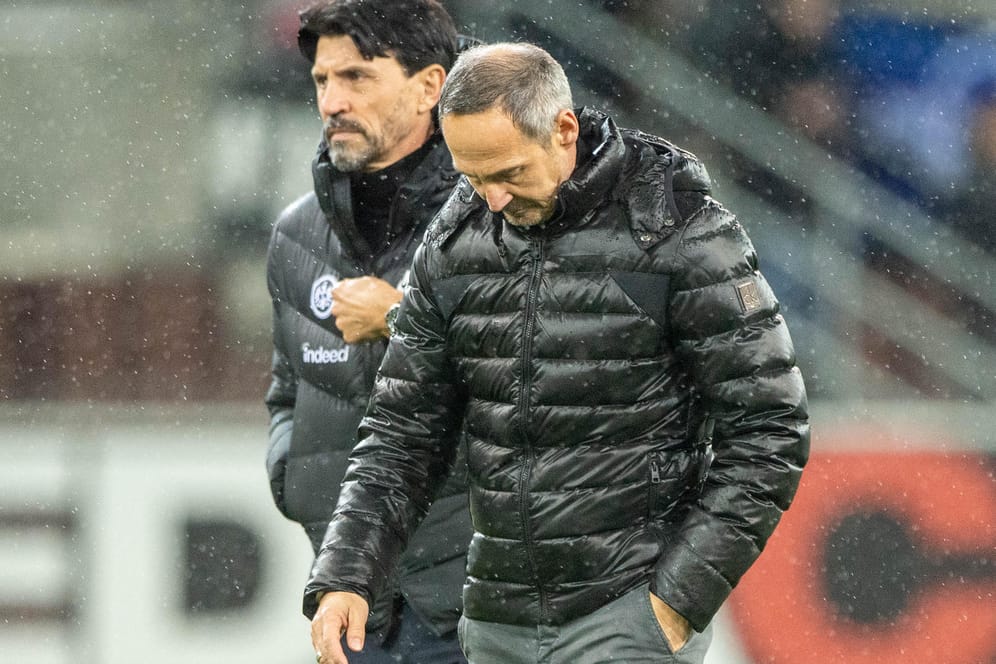 Eintracht-Sportdirektor Bruno Hübner und Chefcoach Adi Hütter nach dem Spiel gegen Paderborn: In der Rückrunde müssen die Frankfurter wieder punkten.