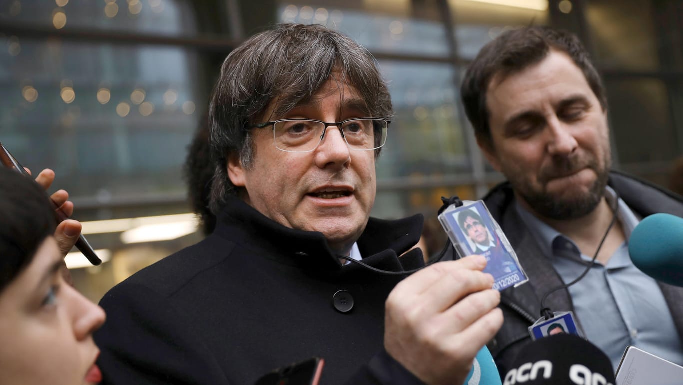 Carles Puigdemont zeigt Journalisten in Brüssel seinen Ausweis: Spanien fordert die Auslieferung des ehemaligen Regionalpräsidenten von Katalonien.